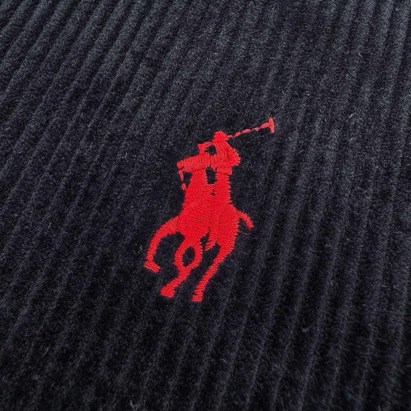 🅿️590 [Exclusive supply] Ralph Lauren pony embroidered corduroy jacket. Original purchase and development for NT$3,990. The fabric is made of customized wide-ribbed corduroy fabric. It has a clear texture and excellent texture. It is comfortable and close to the skin. It is elegantly presented with a touch of deep navy blue. It is low-key and luxurious. The exquisite red pony logo is embellished throughout, igniting the overall vitality and passion. The stand-up collar design is simple and elegant. When the light falls, it shows a subtle change in luster. Intertwined with the undulations of wide ribs, the jacket is infused with a lively soul. It has extremely high matching flexibility and adopts imported machine embroidery technology. It uses advanced computer control systems and precision mechanical components to realize the iconic pony embroidery operation. High precision. The lines are smooth and delicate. The template machine opens the bag. The preset template guides the position, shape and size of the bag. The accuracy ensures the quality of the bag opening effect. Infrared positioning cutting machine uses infrared transmitters and infrared receivers to achieve precise positioning of materials. The accuracy can reach the micron level. In order to meet the effect of high-precision cutting of plaid alignment, the fabrics have been carefully washed, have a better hand feel, are not easy to deform, are not easy to shrink, are not easy to fade, and maintain long-term beauty. Size:S-M-L-XL